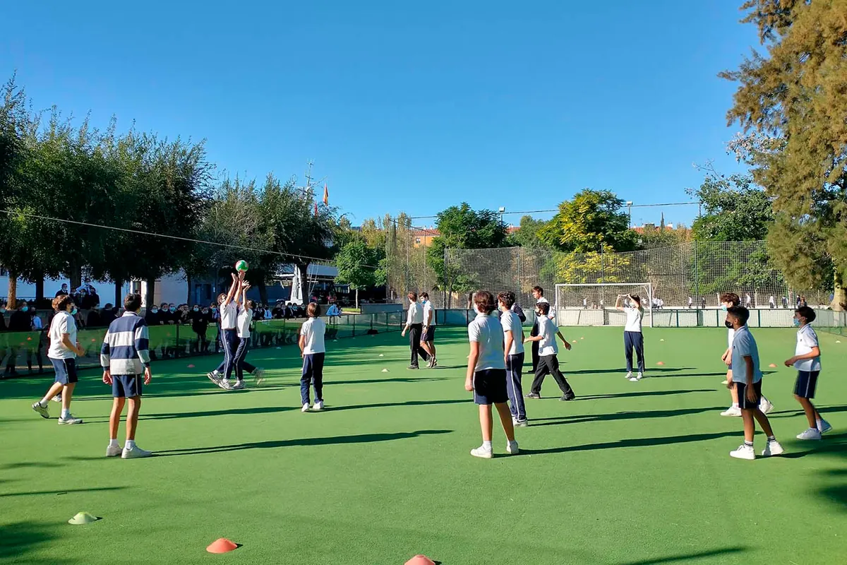 Alumnos de Yago School en el campo de deportes del colegio