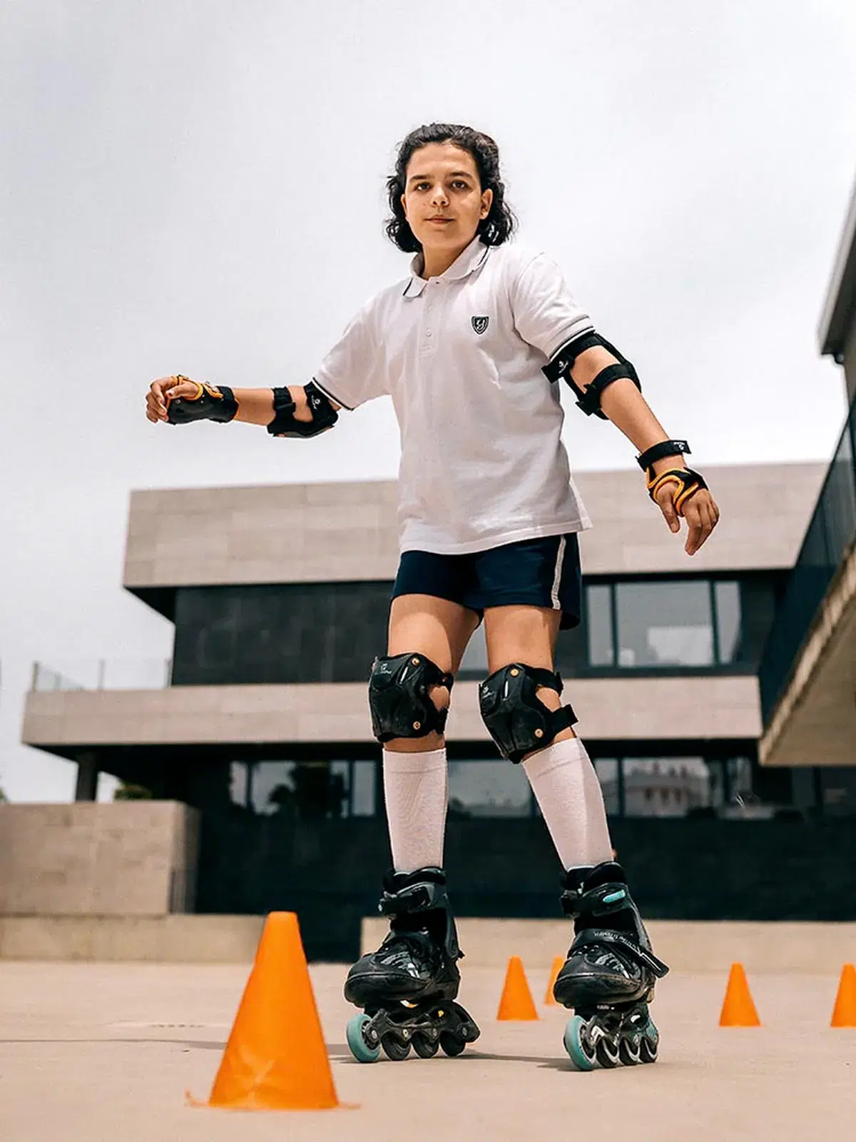 Alumna patinando entre conos en el patio de Yago School
