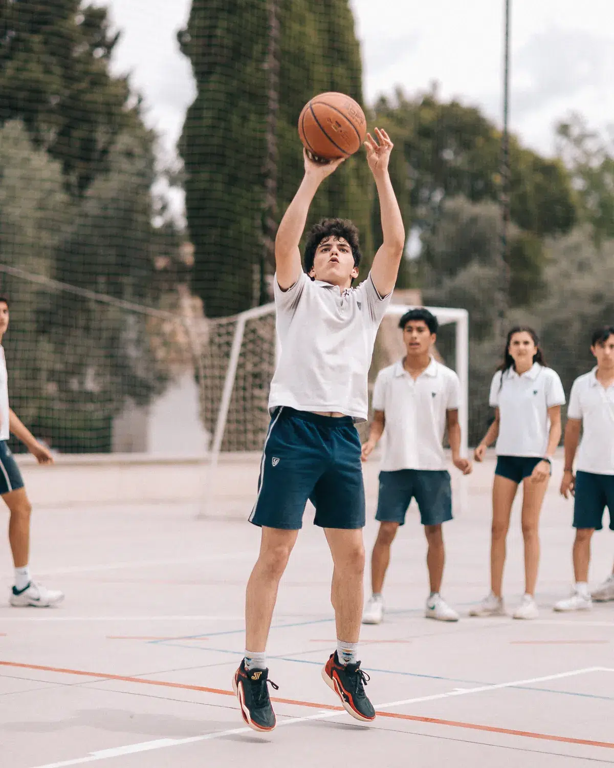 Alumno de Yago School lanzando a canasta